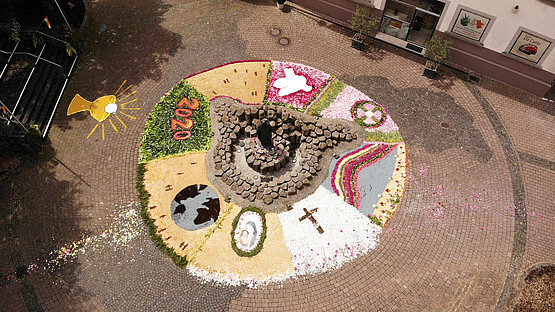 Ein prächtiger Blumenteppich zierte den Gottfried Brunnen.